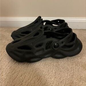 LIGHTWEIGHT BLACK SLIDE SANDALS